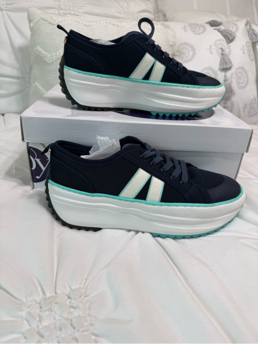 NWT Joy Comfort
Performance Mesh Sneakers
W/Podiatric Insole Navy
Women's 6.5